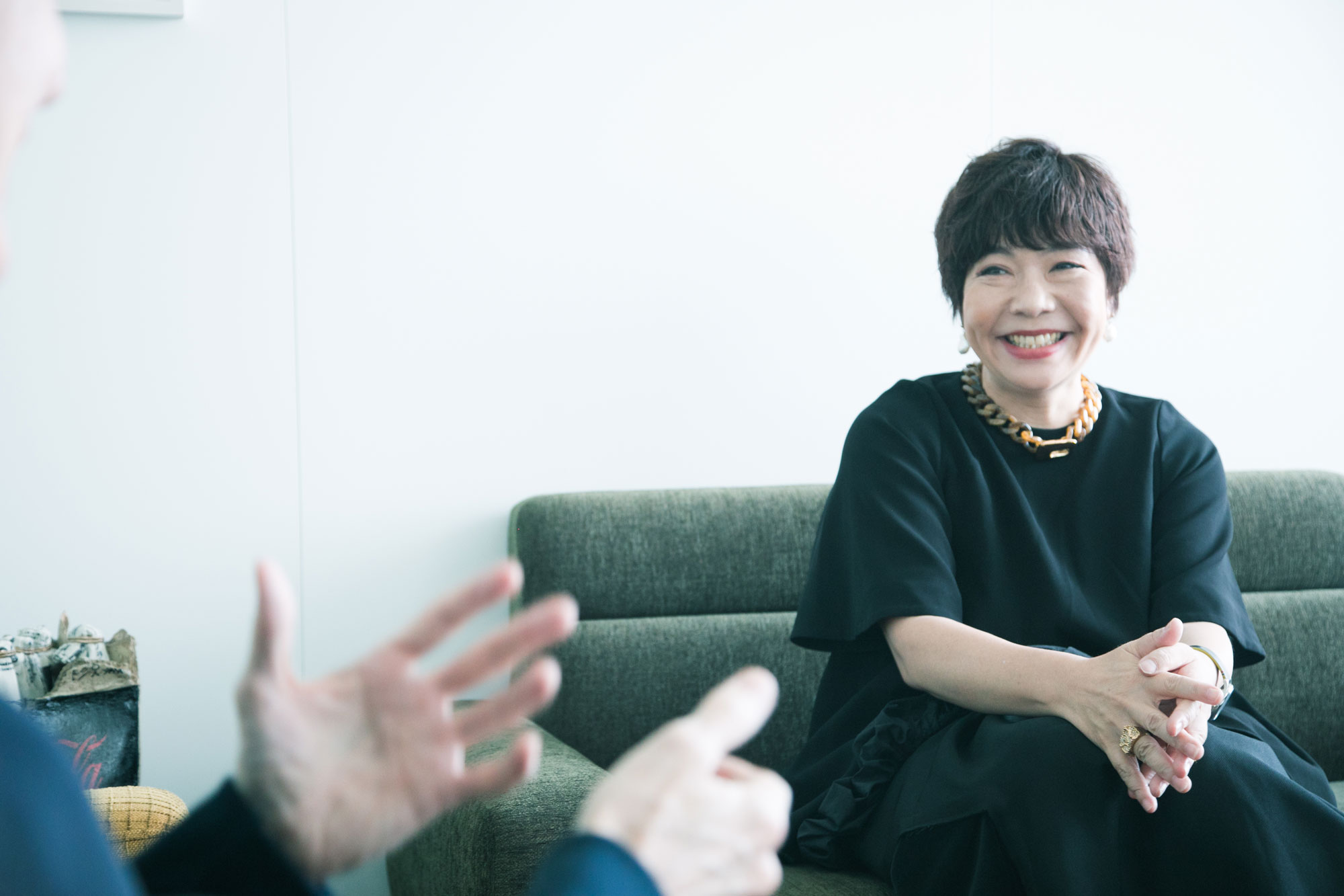 片岡真実がロバート・キャンベルの話をきき微笑む写真