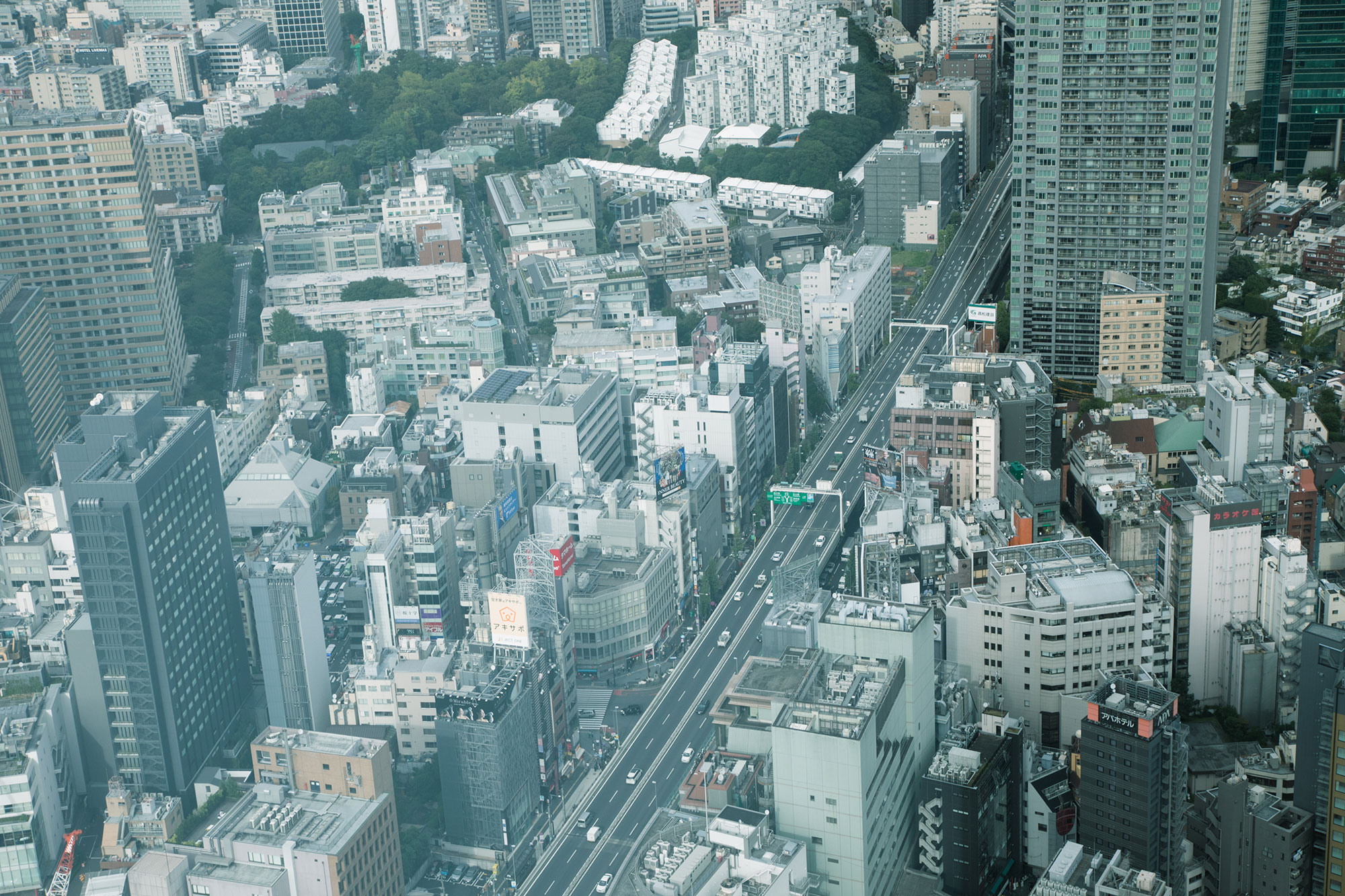 日本のビル群を上空から撮影した写真