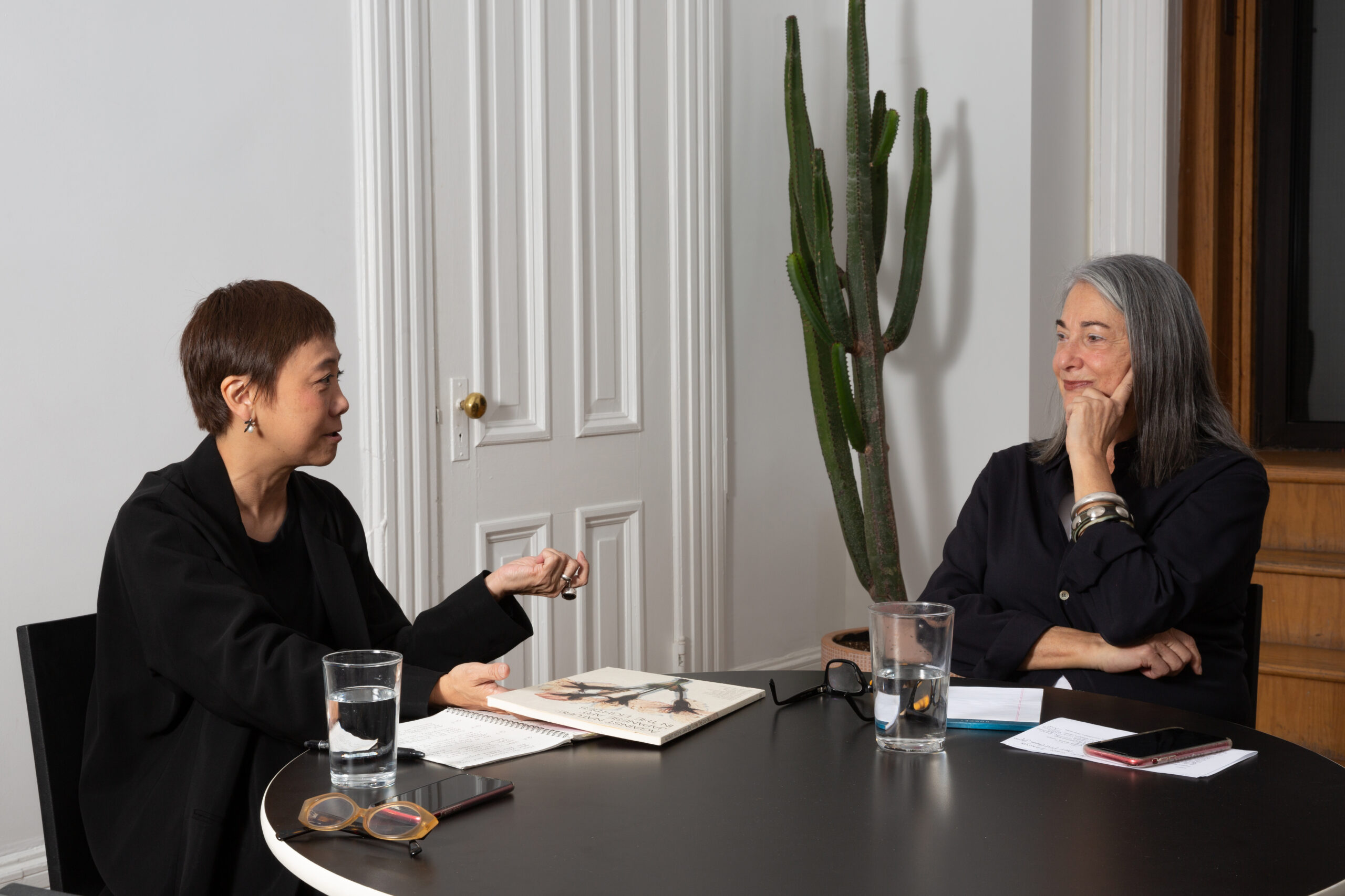 Photo of Kamiya Yukie and Kathy Halbreich talking