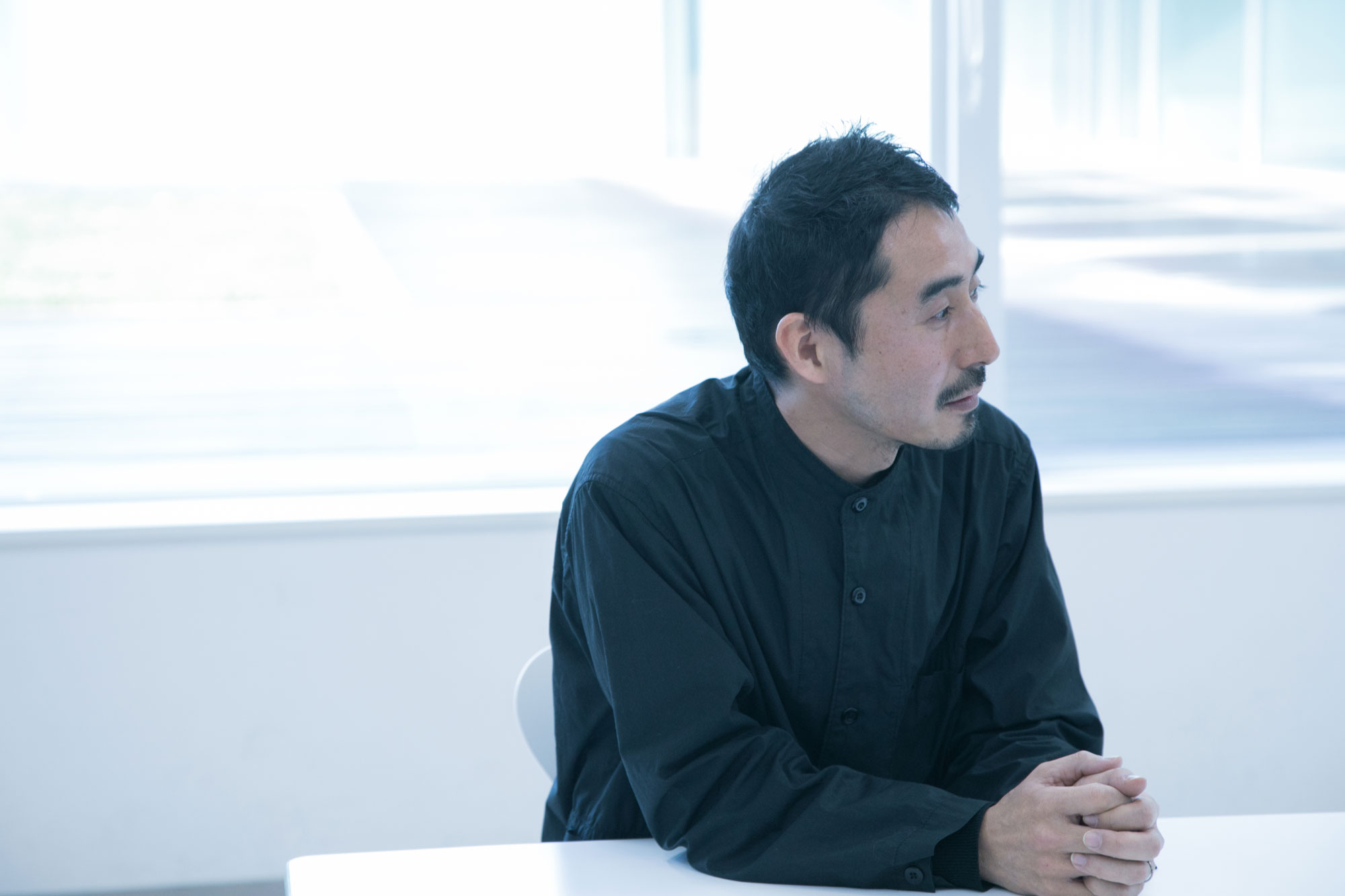 藤井光が話をしている写真