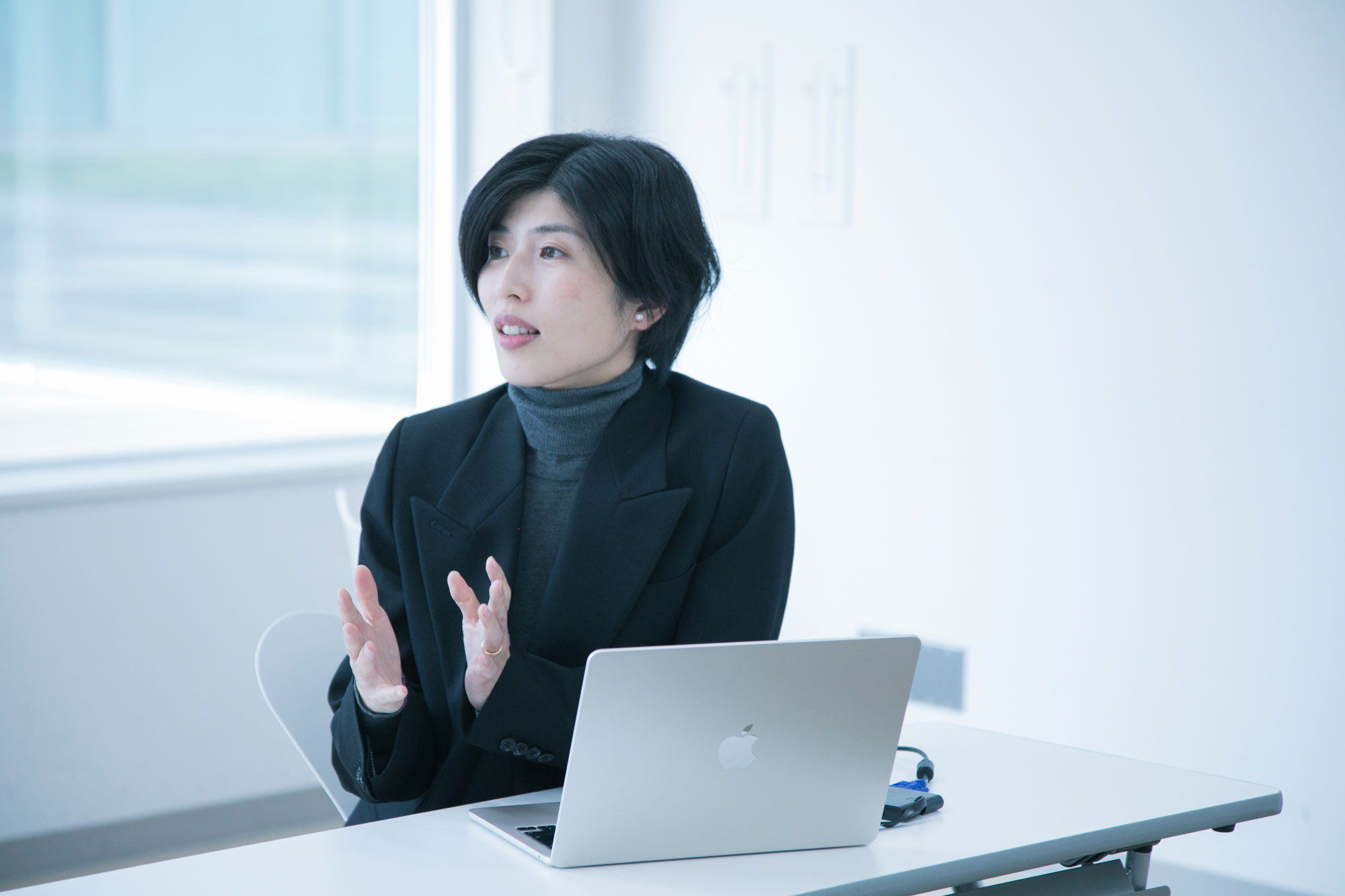 手錢和加子が手の動きを交えながら話をしている写真